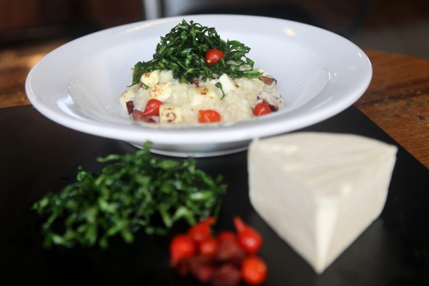 Risoto - Prato feito com queijo canastra, couve e linguiça é oferecido no Restaurante 2015 